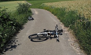 Symbolbild: Die Polizei vermutet, dass der 64-Järige von der abschüssige Straße abkam und stürzte. - Pixabay