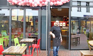 Yilmaz Ogur ist einer der neuen Pächter von Stükers Bratwurst-Grill am Kolbeplatz. - Max Maschmann
