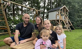 Patchwork-Familie Corsmeyer-Quibeldey lebt mit vier Kindern in einem Einfamilienhaus im Kreis Gütersloh. Den Garten haben sie komplett selbst umgestaltet – im Landhaus-Stil mit vielen Do-it-yourself-Projekten. - Lena Vanessa Bleck Patchwork-Familie Corsmeyer-Quibeldey lebt mit vier Kindern in einem Einfamilienhaus im Kreis Gütersloh. Den Garten haben sie komplett selbst umgestaltet – im Landhaus-Stil mit vielen Do-it-yourself-Projekten. - Lena Vanessa Bleck