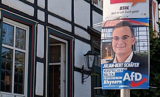 Vor dem Hotel in Hamm hängt das AfD-Plakat, um das es jetzt in Paderborn ging: Der Kandidat der Partei posiert vor dem bekannten Gebäude. - Kolping-Bildungswerk Paderborn