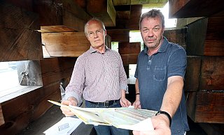 Ein Stück Stadt in der Hand: Stadtplaner Martin Enderle und NW-Kulturchef Stefan Brams mit Bielefelder Stadtplan. - Wolfgang Rudolf