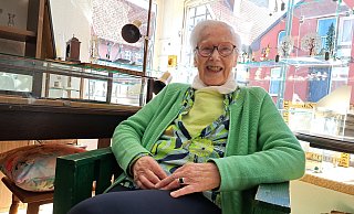 Cilly Hanhardt kommt täglich "mit größter Begeisterung" in ihr Geschäft im Kreis Gütersloh, wie die 90-Jährige betont. - Marion Pokorra