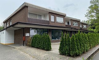 Im Erdgeschoss des Wohnkomplexes an der Dresdner Straße 55 in Blankenhagen soll bald ein Restaurant eröffnen. Links unten, hinter den Koniferen, war einst der Polizei-Bezirksdienst angesiedelt. - Christian Bröder