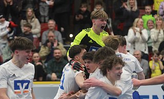 Torwart Hannes Bo Sensmeyer von der SVKT 07 Minden feiert mit der Mühlenkreis-Auswahl den 3:1-Sieg gegen die Bayern. Foto: Lars Krückemeyer - Lars Krückemeyer