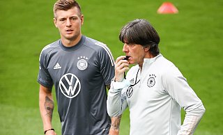 Versammelt seine Nationalspieler in Düsseldorf: Bundestrainer Joachim Löw (r). - Foto: Christian Charisius/dpa
