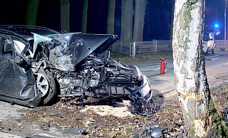 Schwere Verletzungen erlitt ein 19-Jähriger, als sein Mercedes auf der Straße Neue Reihe gegen eine massive Birke prallte. - Ralph Meyer