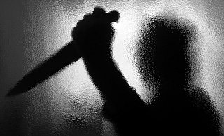 Der Fall einer psychotischen Frau, die ihre Familie mit einem Messer bedroht hat, beschäftigt das Bielefelder Landgericht. (Symbolbild) - picture alliance / CHROMORANGE