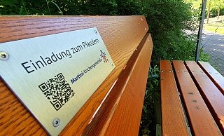 In Gadderbaum gibt es bereits eine Plauderbank, eingerichtet von der Martinigemeinde. Kleines Manko, wie auch bei den jetzt geplanten neuen Bänken: Die kleine Plakette fördert nicht gerade die Wahrnehmung, dass hier geplaudert werden soll, besonders, wenn schon jemand auf der Bank sitzt. - Kurt Ehmke
