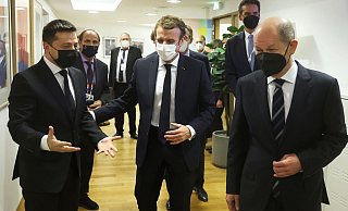 Emmanuel Macron (M), Präsident von Frankreich, Wolodymyr Selenskyj (l) Präsident der Ukraine, und Bundeskanzler Olaf Scholz (r, SPD) am Rande des Gipfels der Östlichen Partnerschaft. - Foto: Kenzo Tribouillard/Pool AFP/AP/dpa