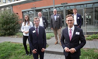 Ricarda Simon (22, v. l.) kandidiert für die CDU in Brakel für den Kreistag. Mit CDU-Bürgermeisterkandidat Tobias Scherf, Stadtverbands-Chef Hubertus Kuhaupt, Brauns-Heitmann Geschäftsführer Stefan Kremin und Landratskandidat Michael Stickeln nahm sie an der Unternehmerrunde mit Carsten Linnemann teil. - Dieter Scholz