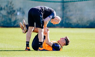 Robert Wezorke kümmert sich hier im Trainingslager in Spanien um SCP-Akteur Marcel Hoffmeier. Am Dienstag war der Physiotherapeut unterdessen als Zeuge vor dem Verwaltungsgericht in Minden gefragt. - Besim Mazhiqi