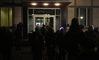 Vor Weihnachten trafen sich noch etwa 60 Menschen zum Spaziergang durch die Bad Oeynhausener Innenstadt - und hörten Hannes Wader vorm Rathaus. - Ulf Hanke