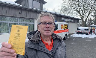 Bruno Meier (80) aus Hövelhof zeigt seinen Impfpass. Er gehört zu den ersten im Impfzentrum in der Sälzerhalle. - Jens Reddeker