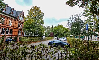 Direkt vor dem denkmalgeschützen Gebäude am Wilhelmsplatz wurde ein Parkplatz errichtet. Sinan Eskici ärgert sich darüber, dass seine Zufahrt "gekappt" wurde und ständig Autoposer auf dem Parkplatz bis spät in die Nacht Lärm machen. - Daniel Salmon