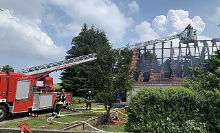 60 Feuerwehrleute versuchten die Flammen unter Kontrolle zu bekommen. - Feuerwehr Hüllhorst