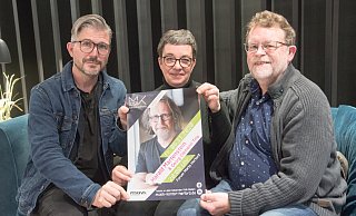 Ralf Hammacher (l.), Heike Doht und Thomas Hagen vom Musik Kontor blicken besorgt nach vorn. Indoor-Veranaltungen wie die Lesung mir Harald Martenstein im November laufen eher schlecht. Größere Konzerte mit internationalen Stars will der Verein daher zu einem Open-Air-Festival bündeln. - Ralf Bittner