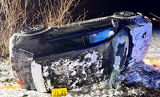 Aufgrund der winterlichen Witterung kam der Hyundai von der Straße ab und blieb neben der Fahrbahn auf der Beifahrerseite liegen. - Feuerwehr Büren
