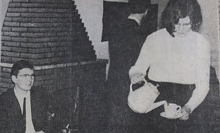 Eine Tasse Kaffee zur Einweihung: Im Februar 1971 wurde das neue Jugendzentrum des CVJM in Stift Quernheim, der „Rauchfang“„ offiziell eröffnet. Die Jugendlichen hatten das Gebäude zuvor selber ausgebaut. - Björn Kenter