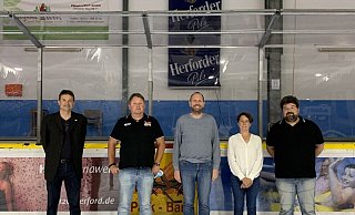 Gut aufgestellt für die Zukunft: Uwe Johann (v. l.), Olaf Krüger, Tobias Schumacher, Eva Wiesekopsieker und Jens Köstermeyer sowie die in Abwesenheit gewählten Carina Will und Sabine Richter bilden die Führungsriege des Herforder EV. - Lars Fege