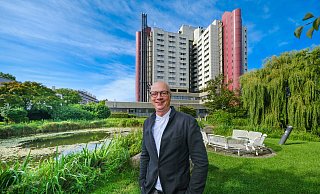 Maik Toremans ist der neue Direktor für Pflege- und klinisches Prozessmanagement im Klinikum Bielefeld. - Andreas Zobe