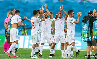 Spaniens Spieler jubeln nach der Partie gegen die Slowakei. - Cezaro De Luca/dpa