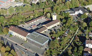 Ziemlich Klein: Für die Hauptfeuerwache Am Stadtholz muss deutlich mehr Platz geschaffen werden. Aber die Trasse der B66n (Fußweg neben Schrebergärten, r.) blockiert vieles. Abhilfe schaffen sollen jetzt 96 Bürocontainer neben der gelb geklinkerten Werkstatt, die neben dem Schlauchturm steht. - Detlef Wittig