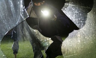 Der Täter schlug die Scheibe der Eingangstür ein, um ins Gebäude zu gelangen. - Symbolfoto: picture alliance / dpa