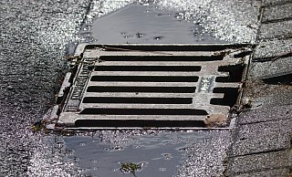 Drei Gullideckel wurden von Unbekannten aus ihrer Fassung gehoben. Wie die Polizei betont eine Straftat. - Symbolbild: Pixabay