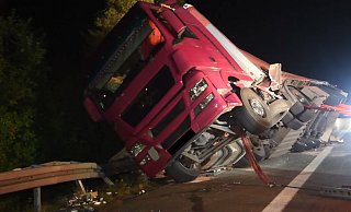 Rund zwölf Stunden dauerten in der Nacht die Bergungsarbeiten nach dem schweren Unfall etwa einen Kilometer hinter dem Parkplatz Marburg in Richtung Dortmund. - Andreas Eickhoff