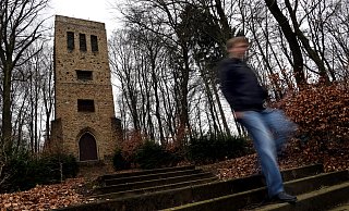 1926 erbaut: Der Turm bildet den Hintergrund für die Vorführungen an der Freilichtbühne, wird aber auch mit einbezogen. - Tyler Larkin