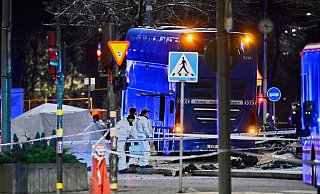 Die Polizei untersucht den verunglückten Bus in Stockholm. - Henrik Montgomery/TT News Agency via AP/dpa