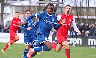 Der 17-jährige Daniel Sumbu stand in der Startelf im Test gegen Havelse - und empfahl sich für größere Aufgaben bei Arminia Bielefeld. - Oliver Krato