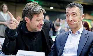Schleswig-Holsteins damaliger Umweltminister Robert Habeck (l, Grüne) und der Vorsitzende von Bündnis 90/Die Grünen, Cem Özdemir auf dem Parteitag von Bündnis 90/Die Grünen. - Foto: Kay Nietfeld/dpa