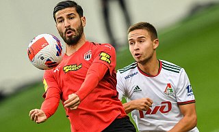 1,96-Meter-Hüne Kemal Ademi (l.), der hier für den FK Khimki im Spiel gegen Lokomotive Moskau am Ball ist, verstärkt beim SC Paderborn die Abteilung Attacke. - imago images/SNA