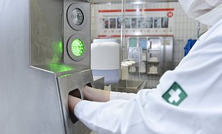 Eine Hygieneschleuse mit einer Handdesinfektion nutzen die Tönnies-Mitarbeiter, die in der Produktion tätig sind. - Tönnies