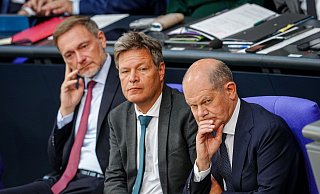 Finanzminister Christian Lindner (l.-r., FDP), Wirtschaftsminister Robert Habeck (Bündnis 90/Die Grünen) und Bundeskanzler Olaf Scholz (SPD). (Archiv) - Kay Nietfeld/dpa