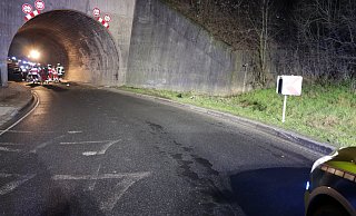 Kurz vor dem Tunnel war das Fahrzeug nach rechts auf den Bordstein gekommen, dann herumgeschleudert worden. - Polizei Höxter