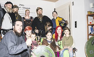 Interessengemeinschaft "Mittelalter im Warburger Land": Karten Heppe (hinten v. l.), Tobias Schwinning, Kirsten Schwinning, Andreas Schnell, Milena Kaiser, Matthias Backhaus (vorne v. l.), Juliane Backhaus, Pepe Backhaus (23 Monate), Josephine Schnell (9), Antje Schnell und Liam Leif Schnell (3). - Lena Henning