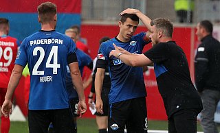 SCP-Coach Lukas Kwasniok gibt seinem Kapitän Ron Schallenberg taktische Anweisungen. - imago images/Sportfoto Rudel