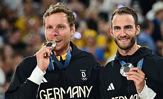 Silber ist der größte Erfolg ihrer Karriere: Nils Ehlers (l.) und Clemens Wickler. - Sina Schuldt/dpa
