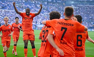 Die Mannschaft des SC Paderborn jubelt nach dem Tor zum 2:0 auf Schalke. Am höchsten springt dabei Stürmer Ilyas Ansah, der den Treffer genial vorbereitet hatte. - Teresa Kroeger