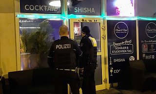 Polizeibeamte vor einer der kontrollierten Bars. - Jobst Lüdeking