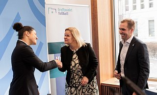 Bundesinnenministerin Nancy Faeser (M.) mit DFB-Vizepräsidentin Celia Sasic EM-Turnierdirektor Philipp Lahm. - Carsten Koall/dpa
