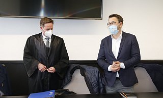 Paderborns Ex-Sportchef Martin Przondziono (r.) und sein Anwalt André Soldner erlebten vor dem Paderborner Landgericht eine lange Verhandlung. - Frank Beineke