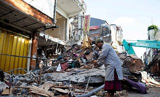 Auf Bali haben die Aufräumarbeiten begonnen. - Firdia Lisnawati/AP/dpa