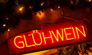 Ungeachtet der Farbe ist Glühwein besonders in der Vorweihnachtszeit beliebt. - Monika Skolimowska/dpa