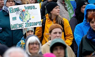 «Eure Wahl = Meine Zukunft»: Demonstrierende auf dem Königsplatz in München. - Sven Hoppe/dpa