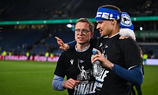 Sport-Geschäftsführer Michael Mutzel und Joel Felix feiern den Einzug in das Pokal-Endspiel. - Teresa Kroeger