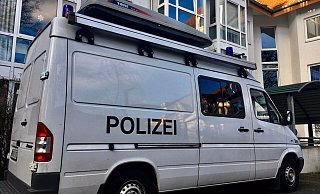 Die Mordkommission ist am Freitagnachmittag noch am Tatort tätig.  - Jens Reichenbach