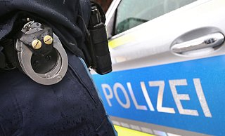 Handschellen und eine Nacht im Polizeigewahrsam erwartete die Brüder nach ihrem Auftritt an der Elpke. - Karl-Josef Hildenbrand/dpa
